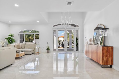 House in Miami, Florida 5 bedrooms, 280.29 sq.m. № 2040863 - photo 4
