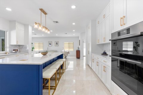 House in Miami, Florida 5 bedrooms, 280.29 sq.m. № 2040863 - photo 23