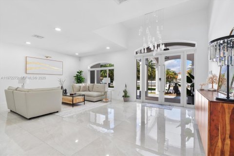 House in Miami, Florida 5 bedrooms, 280.29 sq.m. № 2040863 - photo 3