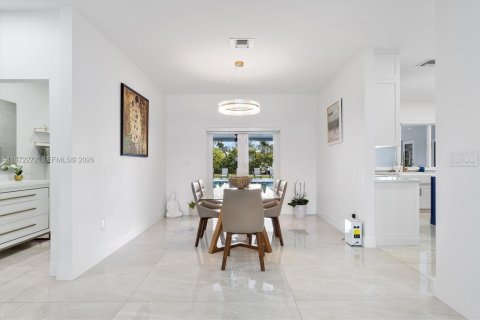 House in Miami, Florida 5 bedrooms, 280.29 sq.m. № 2040863 - photo 6