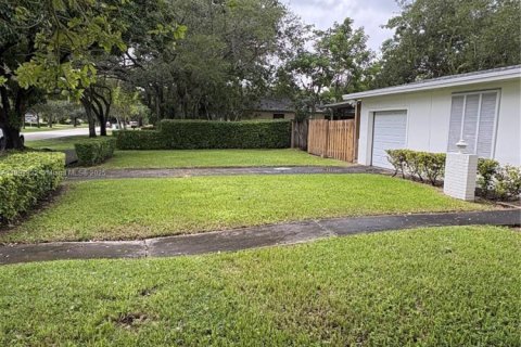 House in Miami, Florida 4 bedrooms, 168.9 sq.m. № 1932105 - photo 4