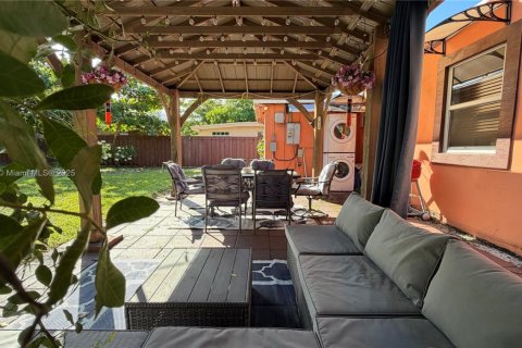 Casa en alquiler en Dania Beach, Florida, 2 dormitorios, 98.1 m2 № 1975986 - foto 3