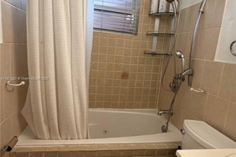 Casa en alquiler en Dania Beach, Florida, 2 dormitorios, 98.1 m2 № 1975986 - foto 10