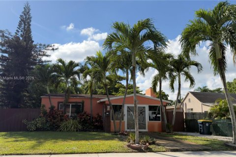 Casa en alquiler en Dania Beach, Florida, 2 dormitorios, 98.1 m2 № 1975986 - foto 1