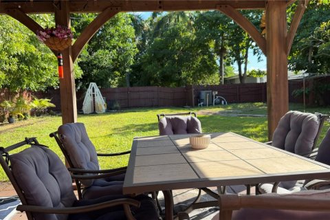 Casa en alquiler en Dania Beach, Florida, 2 dormitorios, 98.1 m2 № 1975986 - foto 4