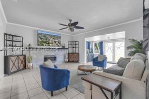 Casa en alquiler en Dania Beach, Florida, 2 dormitorios, 98.1 m2 № 1975986 - foto 5