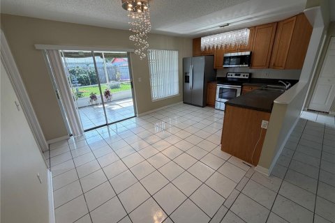 House in Brandon, Florida 3 bedrooms, 108.97 sq.m. № 2258934 - photo 4