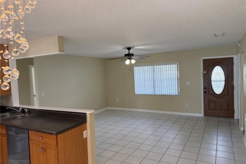 House in Brandon, Florida 3 bedrooms, 108.97 sq.m. № 2258934 - photo 2