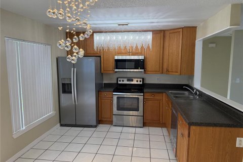 House in Brandon, Florida 3 bedrooms, 108.97 sq.m. № 2258934 - photo 3