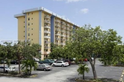 Снять в аренду кондоминиум в Майами, Флорида 1 спальня, 56.21м2, № 1989478 - фото 2