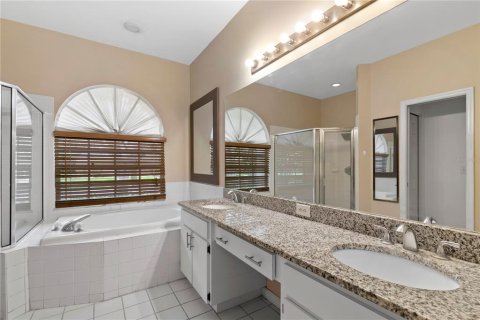 House in Tampa, Florida 4 bedrooms, 197.79 sq.m. № 2364871 - photo 13