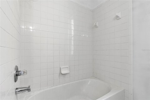 House in Tampa, Florida 4 bedrooms, 197.79 sq.m. № 2364871 - photo 25