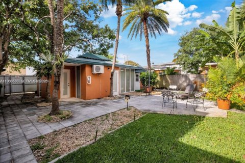 Villa ou maison à louer à Miami, Floride: 37.16 m2 № 2080998 - photo 3