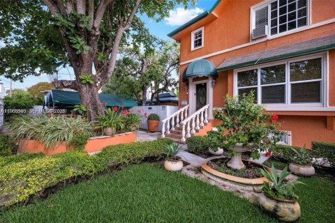 Villa ou maison à louer à Miami, Floride: 37.16 m2 № 2080998 - photo 2
