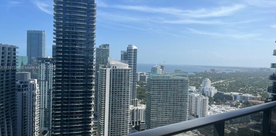 Кондоминиум с 2 спальнями в Майами, Флорида № 1945422