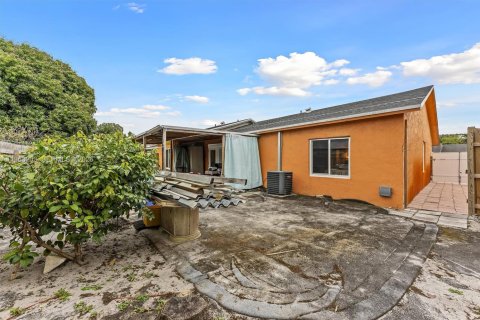 Villa ou maison à vendre à Lake Worth, Floride: 4 chambres, 155.15 m2 № 2027170 - photo 25