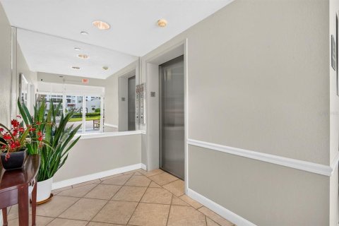 Condo in Sarasota, Florida, 2 bedrooms  № 2232374 - photo 4