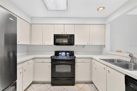 Condo in Sarasota, Florida, 2 bedrooms  № 2232374 - photo 10