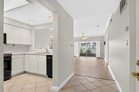 Condo in Sarasota, Florida, 2 bedrooms  № 2232374 - photo 8
