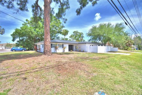 House in Largo, Florida 3 bedrooms, 178.47 sq.m. № 2093683