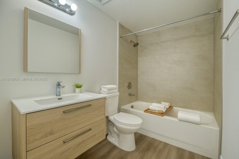 Condo in Doral, Florida, 2 bedrooms  № 1984166 - photo 12