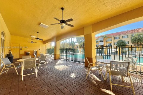 Condo in Doral, Florida, 2 bedrooms  № 1984166 - photo 14