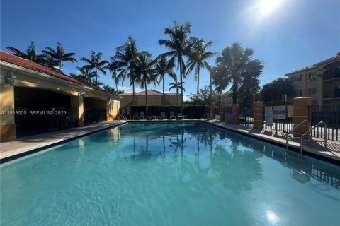 Condo in Doral, Florida, 2 bedrooms  № 1984166 - photo 13