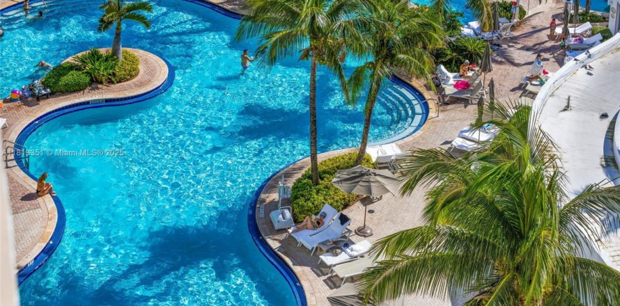 Studio in the Condo in Sunny Isles Beach, Florida № 1760962