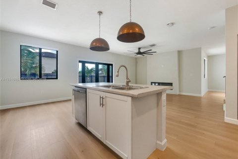 Купить виллу или дом в Майами, Флорида 4 спальни, 243.4м2, № 1990325 - фото 15