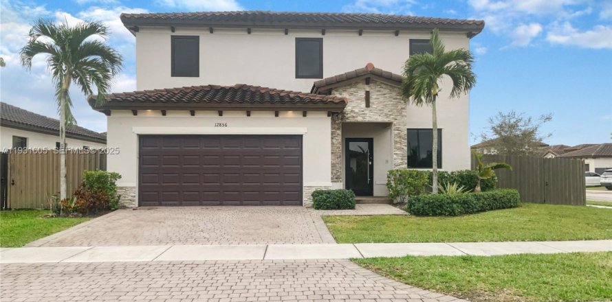 Дом в Майами, Флорида 4 спальни, 243.4м2 № 1990325