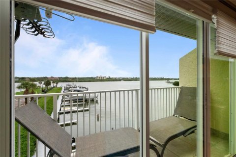 Townhouse in Indian Shores, Florida 2 bedrooms, 138.24 sq.m. № 2308350 - photo 24
