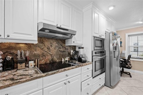 Townhouse in Indian Shores, Florida 2 bedrooms, 138.24 sq.m. № 2308350 - photo 12