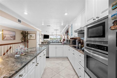 Townhouse in Indian Shores, Florida 2 bedrooms, 138.24 sq.m. № 2308350 - photo 9
