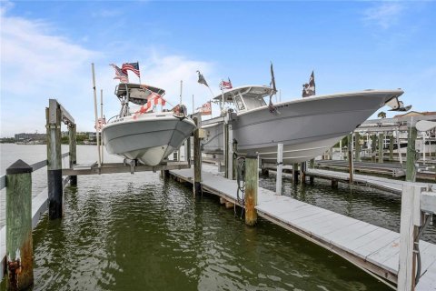 Townhouse in Indian Shores, Florida 2 bedrooms, 138.24 sq.m. № 2308350 - photo 5