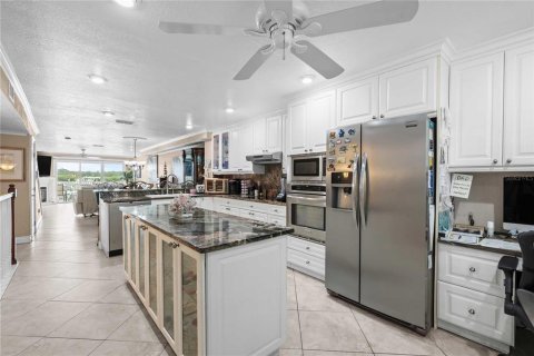 Townhouse in Indian Shores, Florida 2 bedrooms, 138.24 sq.m. № 2308350 - photo 10