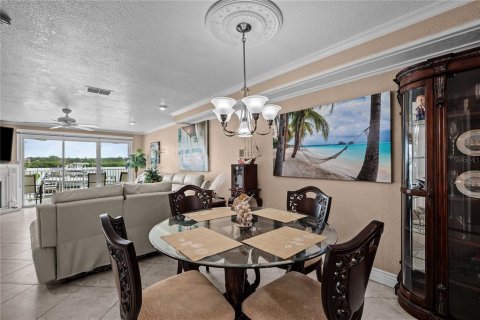 Townhouse in Indian Shores, Florida 2 bedrooms, 138.24 sq.m. № 2308350 - photo 17