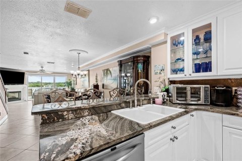 Townhouse in Indian Shores, Florida 2 bedrooms, 138.24 sq.m. № 2308350 - photo 11