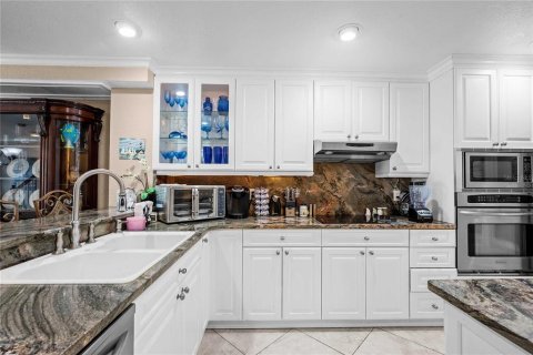 Townhouse in Indian Shores, Florida 2 bedrooms, 138.24 sq.m. № 2308350 - photo 8