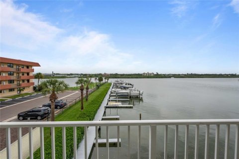 Townhouse in Indian Shores, Florida 2 bedrooms, 138.24 sq.m. № 2308350 - photo 25