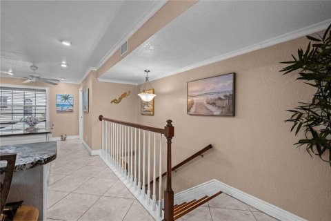 Townhouse in Indian Shores, Florida 2 bedrooms, 138.24 sq.m. № 2308350 - photo 7