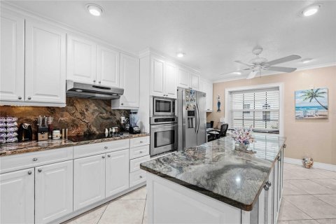 Townhouse in Indian Shores, Florida 2 bedrooms, 138.24 sq.m. № 2308350 - photo 13