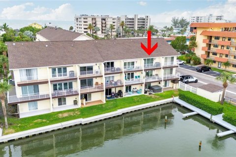 Townhouse in Indian Shores, Florida 2 bedrooms, 138.24 sq.m. № 2308350