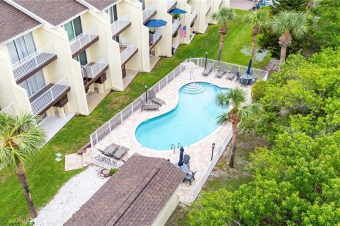 Townhouse in Indian Shores, Florida 2 bedrooms, 138.24 sq.m. № 2308350 - photo 4