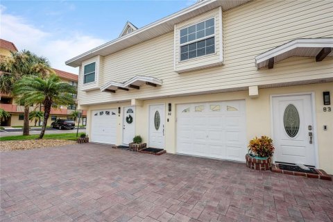 Townhouse in Indian Shores, Florida 2 bedrooms, 138.24 sq.m. № 2308350 - photo 2