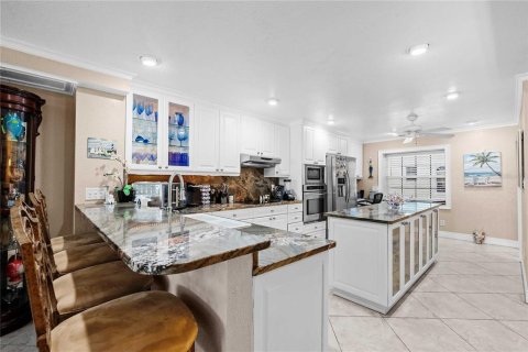 Townhouse in Indian Shores, Florida 2 bedrooms, 138.24 sq.m. № 2308350 - photo 14