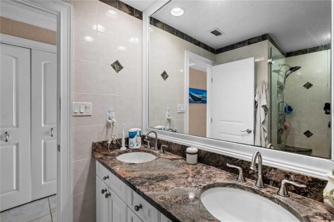 Townhouse in Indian Shores, Florida 2 bedrooms, 138.24 sq.m. № 2308350 - photo 26