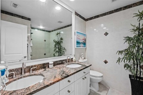 Townhouse in Indian Shores, Florida 2 bedrooms, 138.24 sq.m. № 2308350 - photo 27
