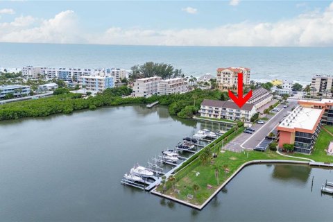Townhouse in Indian Shores, Florida 2 bedrooms, 138.24 sq.m. № 2308350 - photo 3