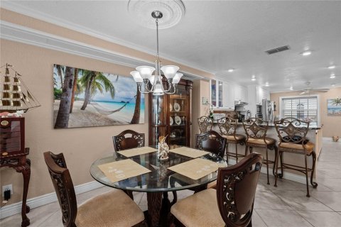 Townhouse in Indian Shores, Florida 2 bedrooms, 138.24 sq.m. № 2308350 - photo 16