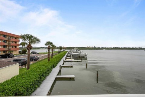 Townhouse in Indian Shores, Florida 2 bedrooms, 138.24 sq.m. № 2308350 - photo 21